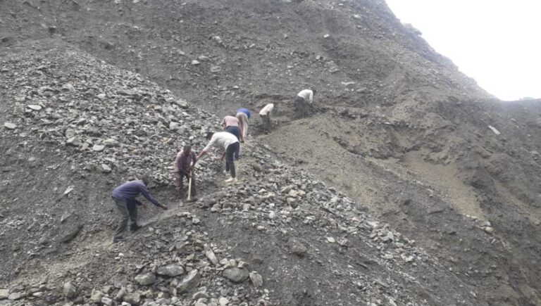 जिला प्रशासन ने 24 घंटे भीतर तैयार कराया आपदाग्रस्त बटोली गांव में दूसरा वैकल्पिक रास्ता