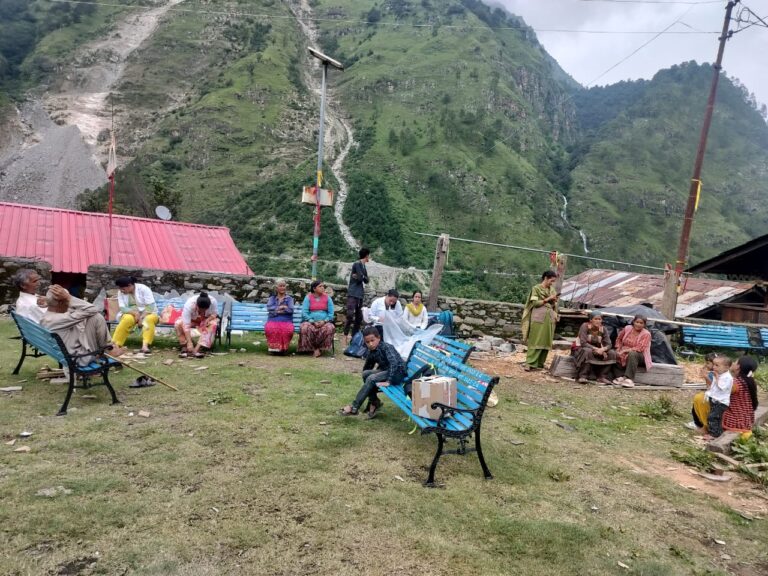 यमुनोत्री के स्यानाचट्टी में आपदा प्रभावित क्षेत्रों में आयोजित हुआ चिकित्सा शिविर