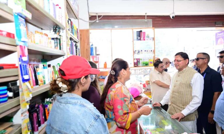 मुख्यमंत्री धामी ने देहरादून स्थित सहस्त्रधारा क्रॉसिंग बाजार का भ्रमण किया