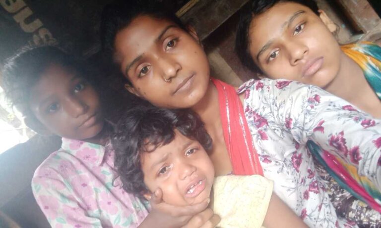 बिन मां की 04 निर्धन बेटियां; जो आज तक नही गई स्कूल; डीएम ने कराया दाखिला