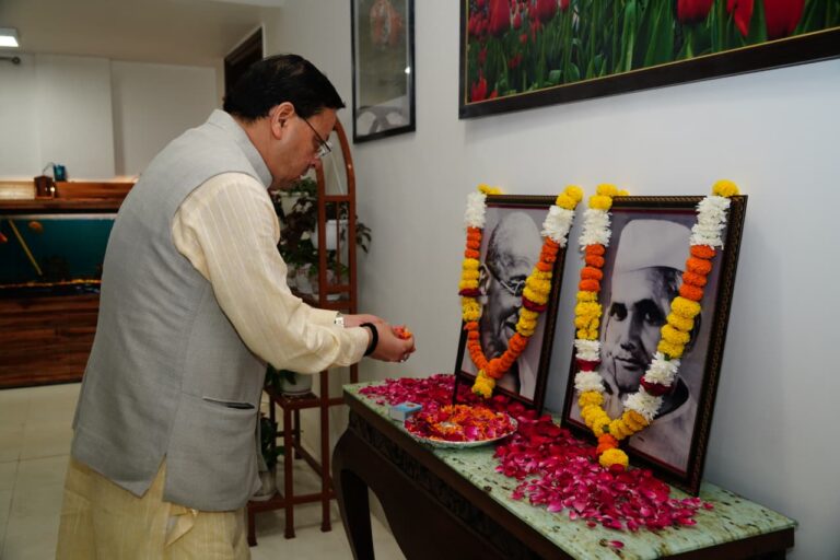 मुख्यमंत्री पुष्कर सिंह धामी ने गांधी जयंती के अवसर पर श्रद्धा सुमन अर्पित किए