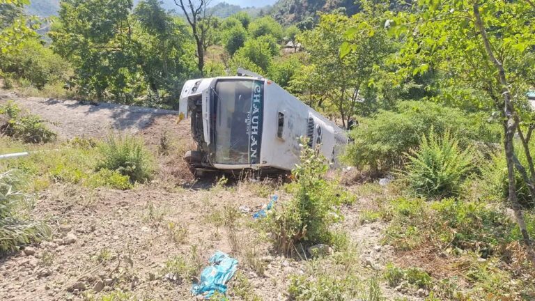 कुंजापुरी मन्दिर के दर्शन कर लौट रहे श्रदालुओं की बस दुर्घटनाग्रस्त