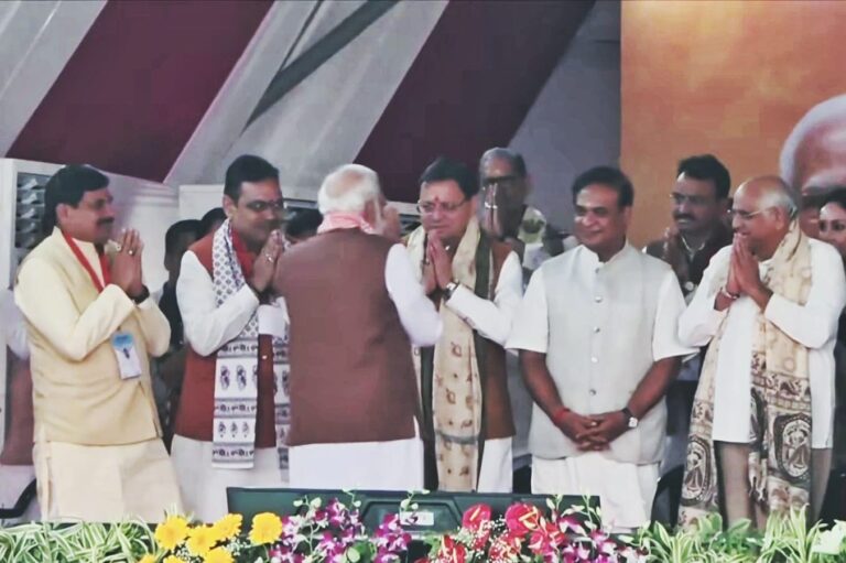 मुख्यमंत्री पुष्कर सिंह धामी पटना (बिहार) में नवनिर्वाचित सरकार के शपथ ग्रहण समारोह में हुए सम्मिलित