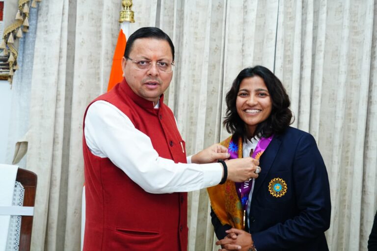 महिला विश्व कप विजेता क्रिकेटर स्नेह राणा ने की मुख्यमंत्री पुष्कर सिंह धामी से शिष्टाचार भेंट