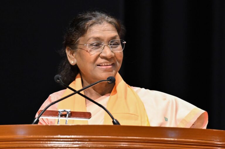 राष्ट्रपति ने राष्ट्रपति निकेतन में फुट ओवर ब्रिज और घुड़सवारी क्षेत्र का किया लोकार्पण