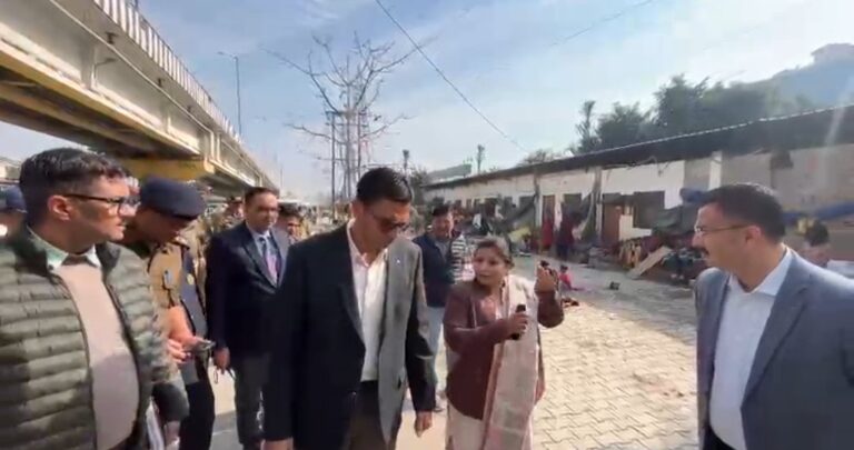 आईएसबीटी निकासी गेट पर बने निर्माण ध्वस्त; चौकी शिफ्ट करने के निर्देश