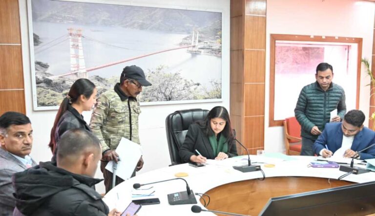 जनता दरबार कार्यक्रम में सीडीओ टिहरी ने सुनी जन समस्याएं