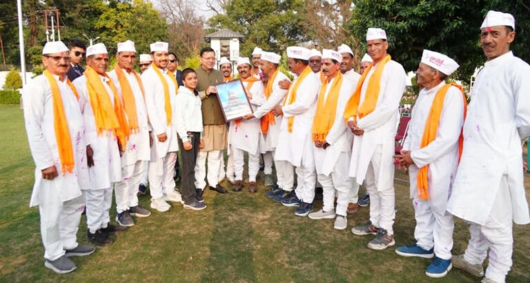 पुष्कर सिंह धामी को चम्पावत के होल्यारों ने दी होली की शुभकामनाएं…