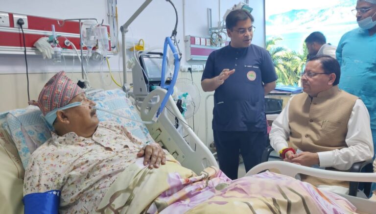 एम्स ऋषिकेश में सतपाल महाराज का हालचाल जानने पहुंचे मुख्यमंत्री धामी…