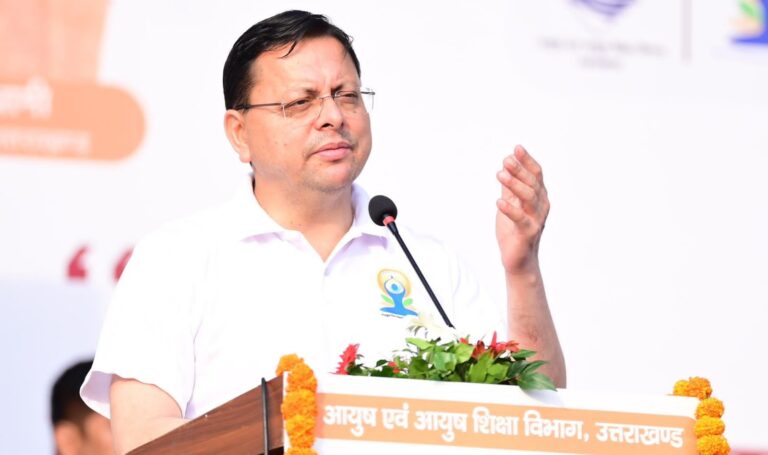 बनबसा में मुख्यमंत्री धामी ने हजारों लोगों के साथ किया योगाभ्यास, योग को जीवन का अभिन्न अंग बनाने का किया आह्वान…
