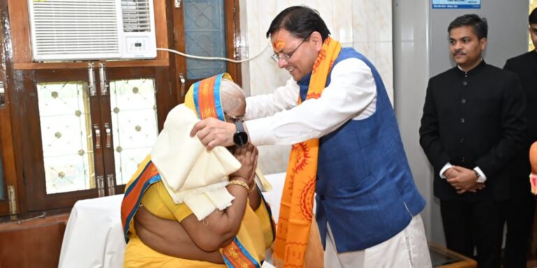 शांतिकुंज पहुंचे केंद्रीय स्वास्थ्य मंत्री जे.पी. नड्डा और मुख्यमंत्री धामी ने शैलदीदी का लिया आशीर्वाद