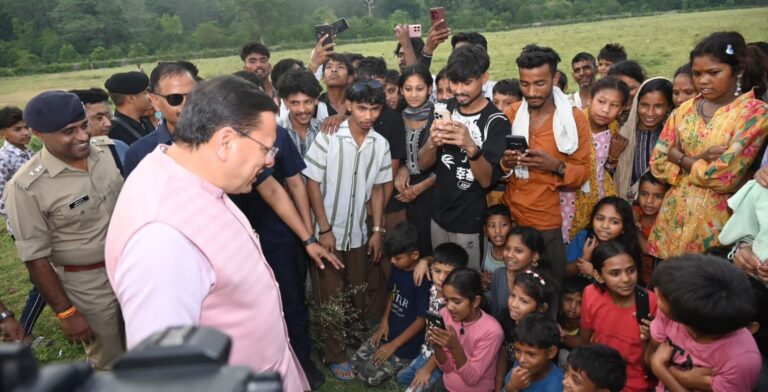मुख्यमंत्री को अपने बीच पाकर उत्साहित हुए बच्चे, जमकर खिंचवाईं तस्वीरें