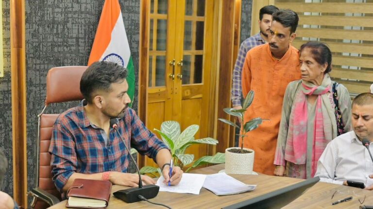 समाधान दिवस में डीएम का एक्शन मोड, लापरवाह अधिकारियों पर सख्ती…