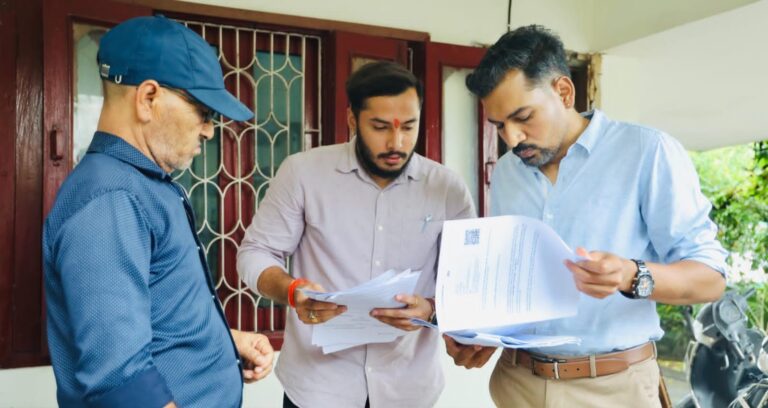 मतदाता सूची पुनरीक्षण की जमीनी हकीकत परखने ग्राउंड जीरो पर पहुंचे डीएम