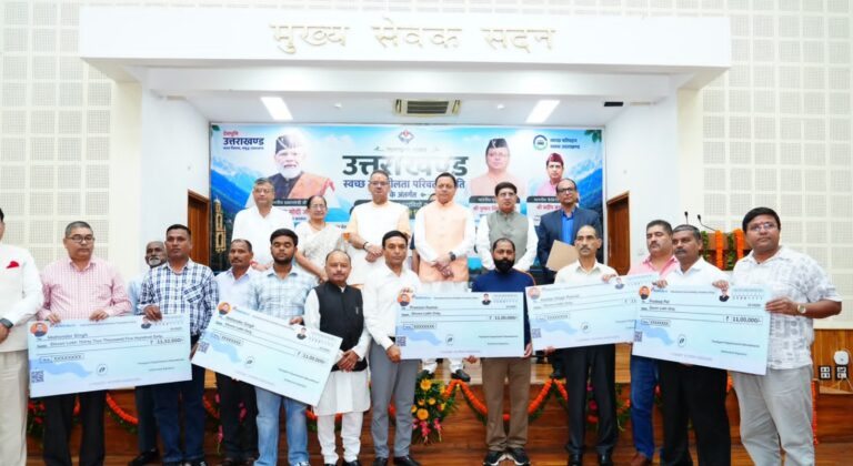 स्वच्छ ईंधन आधारित 11 वाहनों को मुख्यमंत्री ने दिखाई हरी झंडी, 6 लाभार्थियों को मिली सब्सिडी