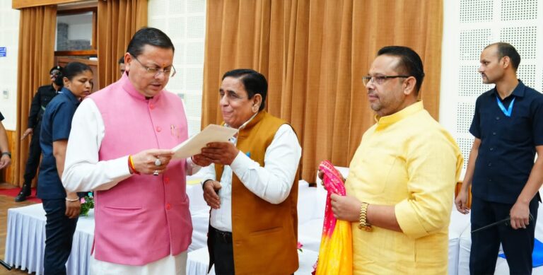 मुख्यमंत्री धामी ने सुनीं जन समस्याएं, अधिकारियों को त्वरित समाधान के दिए निर्देश
