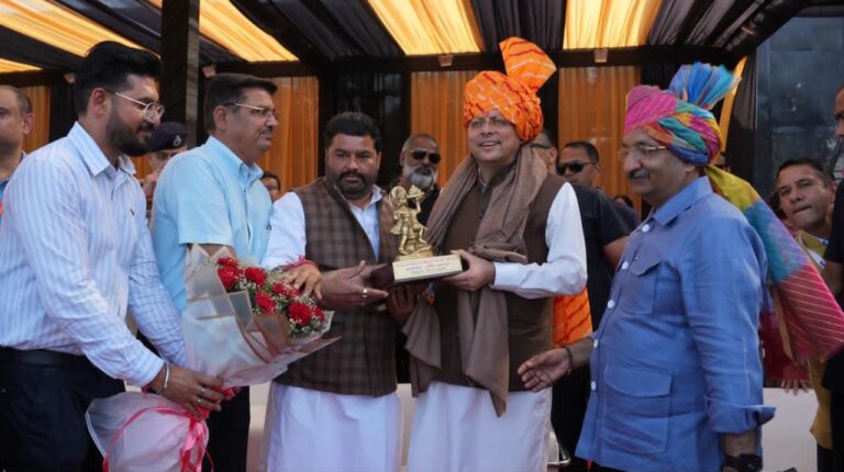 नमो क्रिकेट लीग में धामी ने खिलाड़ियों संग खेला क्रिकेट, दिलाई नशामुक्ति की शपथ…